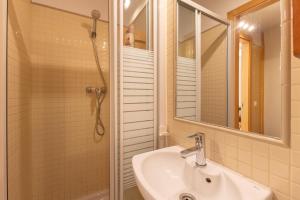 une salle de bain avec un lavabo et une douche dans l'établissement ISG Apartments Estudio en La Alameda, à Séville