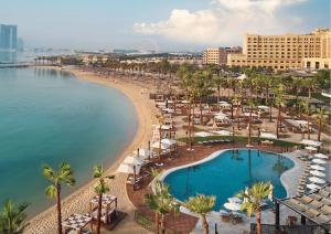 een luchtfoto van een resort met zwembad en strand bij InterContinental Doha Beach & Spa by IHG in Doha