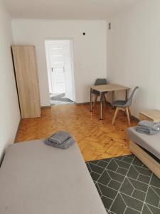 Habitación con cama, mesa y silla en Herman Pokoje - nr 3, en Hermanowice 1 foto más