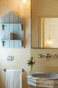 A bathroom at L'Oliveta 6, Emma Villas Még 21 kép