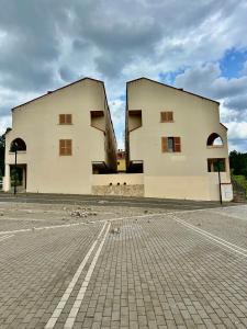 Un edificio blanco con ventanas al costado de una calle. en Bungalow Esqui Valdelinares REF 066, en La Virgen de la Vega 26 fotos más