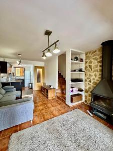 Una sala de estar con un sofá y una chimenea. en Bungalow Esqui Valdelinares REF 066, en La Virgen de la Vega