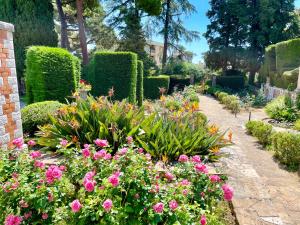 un jardin avec des fleurs et des buissons roses dans l'établissement Studio grande terrasse à 5 min de la mer, à Nice