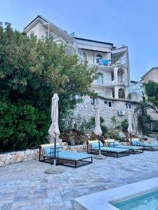 ノヴィ・ヴィノドロスキーにあるDie Appartements Glavas,Eckwohnunge für 2 Personenの傘付きの椅子
