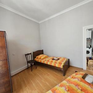 Postel nebo postele na pokoji v ubytování Rooms in old Tbilisi