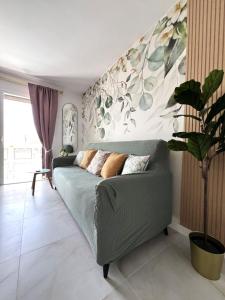 Posezení v ubytování New! Sea View Apartment with Aircon in Center of Las Americas