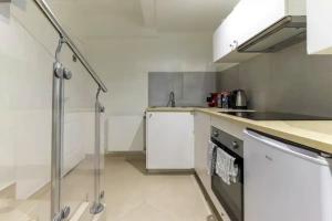 małą kuchnię ze zlewem i zmywarką do naczyń w obiekcie Magnifique Appartement avec Sauna et Jacuzzi w Paryżu +3 zdjęcia