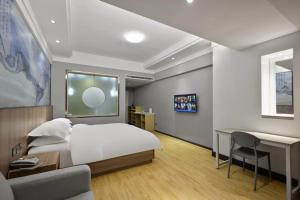 Home Inn Paibaiyun Hotel Chengdu Tianyu Road Subway Station Branch客房内的一张或多张床位