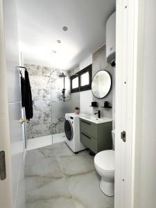 Koupelna v ubytování New! Sea View Apartment with Aircon in Center of Las Americas