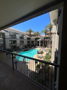 Una vista de una piscina desde el balcón de un apartamento. en DWTN PHX Special!, en Phoenix
