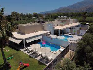 Luftaufnahme eines Hauses mit Swimmingpool in der Unterkunft Villa Campos- Less than 5-Min Walk to Kalivaki Beach in Georgioupoli