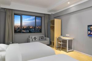Home Inn Paibaiyun Hotel Chengdu Tianyu Road Subway Station Branch客房内的一张或多张床位