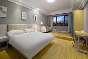 Home Inn Paibaiyun Hotel Chengdu Tianyu Road Subway Station Branch客房内的一张或多张床位