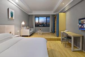 Home Inn Paibaiyun Hotel Chengdu Tianyu Road Subway Station Branch客房内的一张或多张床位