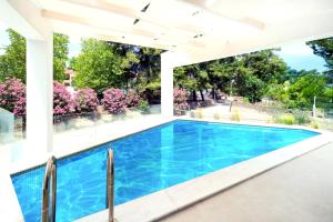 卡尼奥提Villa Blue Light的一个带凉亭和泳池景的室外游泳池