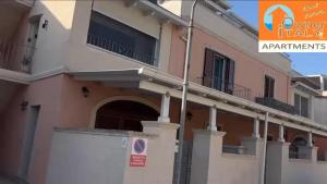 una casa con una puerta delante de ella en OWNER ITALY Residence, en Torre Lapillo