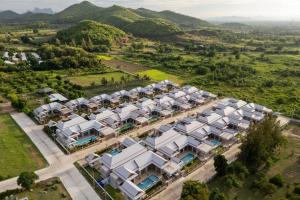 z powietrza widok na kompleks apartamentowy z górami w tle w obiekcie Luekpanee pool villa pranburi w mieście Ban Nong Ban Kao