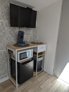 TV a/nebo společenská místnost v ubytování Chambre d'hôtel située au Golf de la Presqu'île Saint Vincent-de-Paul