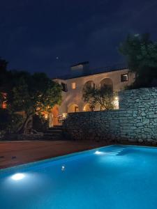 The swimming pool at or close to CASA NICOLE Naturaleza, Montañas y Piscina Privada en Alicante