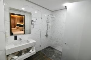 Koupelna v ubytování Luxury hotel + 34 fotografií