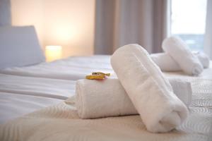 Una habitación de hotel con toallas en una cama. en RG Living - Pro Comfort, en Bad Oeynhausen