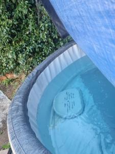 una piscina d'acqua con una pietra al centro di Secret Heated Dome, Hot Tub,Firepit Projector in Lincoln a Lincoln
