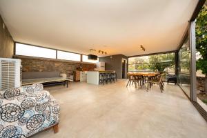 una sala de estar con un sofá y una mesa en Jasmine Villa Kaya Köy, en Fethiye