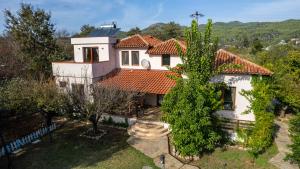 una vista aérea de una casa blanca con techo rojo en Jasmine Villa Kaya Köy, en Fethiye