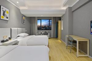 Home Inn Paibaiyun Hotel Chengdu Tianyu Road Subway Station Branch客房内的一张或多张床位