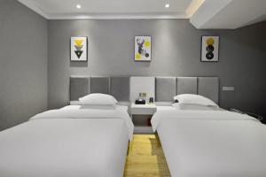 Home Inn Paibaiyun Hotel Chengdu Tianyu Road Subway Station Branch客房内的一张或多张床位