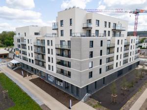 埃尔伯夫Résidence Marignan的一栋正在用起重机建造的公寓楼