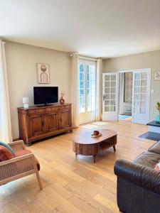 TV a/nebo společenská místnost v ubytování Le Cocon de La Bastide + 39 fotografií