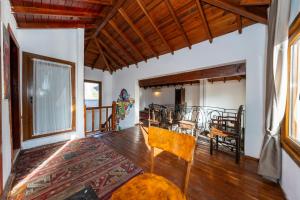 Una sala de estar con una mesa y sillas de madera. en Jasmine Villa Kaya Köy, en Fethiye 38 fotos más