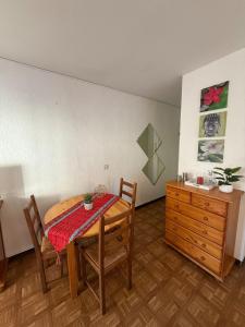ein Esszimmer mit Tisch, Stühlen und einer Kommode in der Unterkunft Studio tout équipé face aux thermes in Amélie-les-Bains-Palalda + 22 Fotos