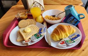Comida na casa de hóspedes ou em algum lugar perto