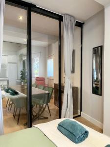 Un pat sau paturi într-o cameră la Encantador apartamento boutique a 5 min del metro