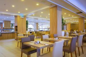 Reštaurácia alebo iné gastronomické zariadenie v ubytovaní BQ Can Picafort Hotel