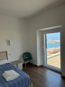 Un dormitorio con una cama y una puerta corrediza de vidrio. en My DownTown Flat, en Civitavecchia