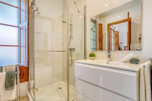une salle de bains avec douche, lavabo et miroir dans l'établissement Casa Vileta, à Palma de Majorque 25 autres photos