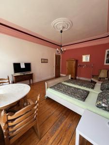 TV a/nebo společenská místnost v ubytování Gästezimmer am Hansaplatz