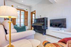 un salon avec un canapé et un piano dans l'établissement Casa Vileta, à Palma de Majorque