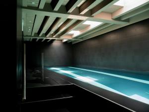 A piscina localizada em Hostal Empúries ou nos arredores