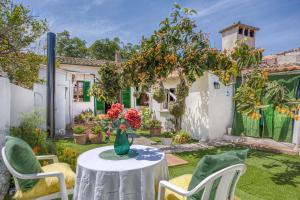 un patio avec une table et des chaises dans une cour dans l'établissement Casa Vileta, à Palma de Majorque