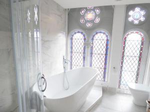baño con bañera y vidrieras en 1 Chapel Place, en Chester 11 fotos más