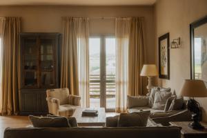 ein Wohnzimmer mit einer Couch und einem Sessel in der Unterkunft Fonteliving RestArt in San Casciano dei Bagni