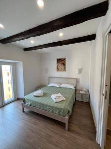 Un dormitorio con una cama en una habitación blanca. en My DownTown Flat, en Civitavecchia