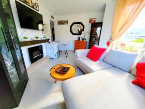 TV a/nebo společenská místnost v ubytování Puerto Marina - Scandinavian 1 bedroom apartment