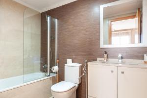 ein Badezimmer mit Toilette, Dusche und Waschbecken in der Unterkunft Burriana Beach Retreat: Pool & Comfort in Burriana + 8 Fotos