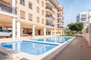 ein Schwimmbad vor einem Gebäude in der Unterkunft Burriana Beach Retreat: Pool & Comfort in Burriana