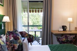 Postel nebo postele na pokoji v ubytování Hôtel & Résidence Lou Paradou Gréoux Les Bains